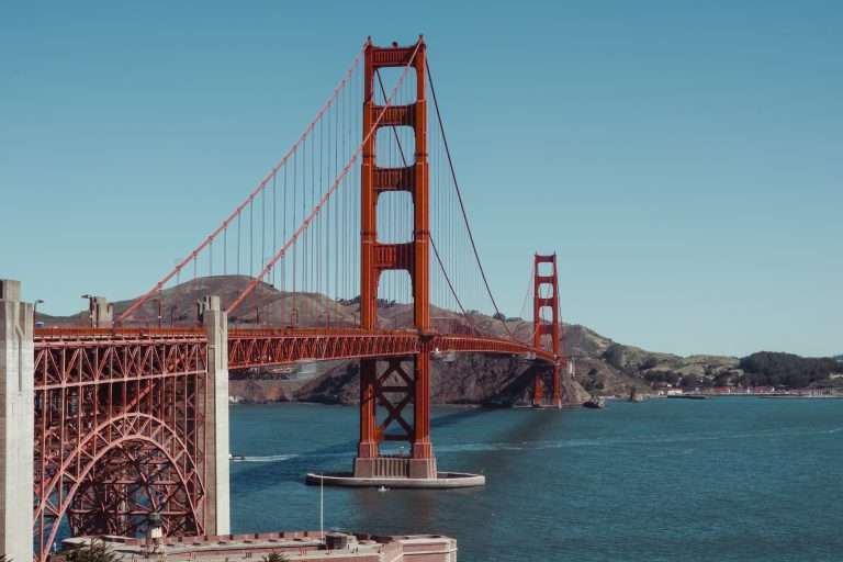 L’uniforme arancione del Golden Gate Bridge di San Francisco
