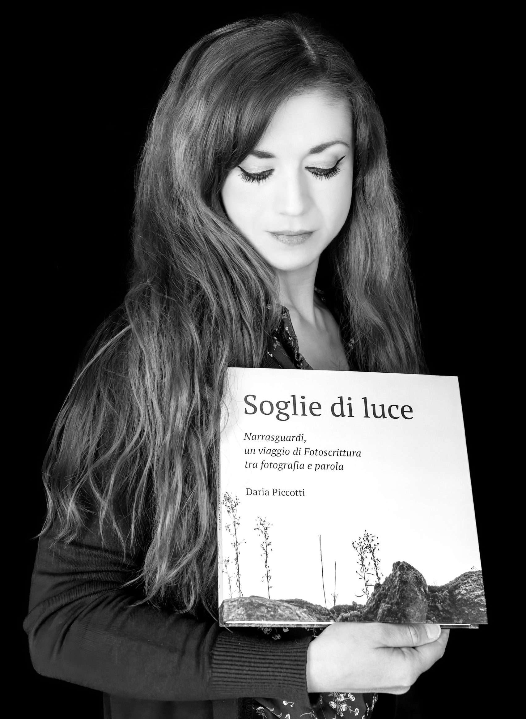 Soglie di luce: come nasce il libro di Narrasguardi e Fotoscrittura di Daria Piccotti tra pratica creativa, immagini e scrittura.
